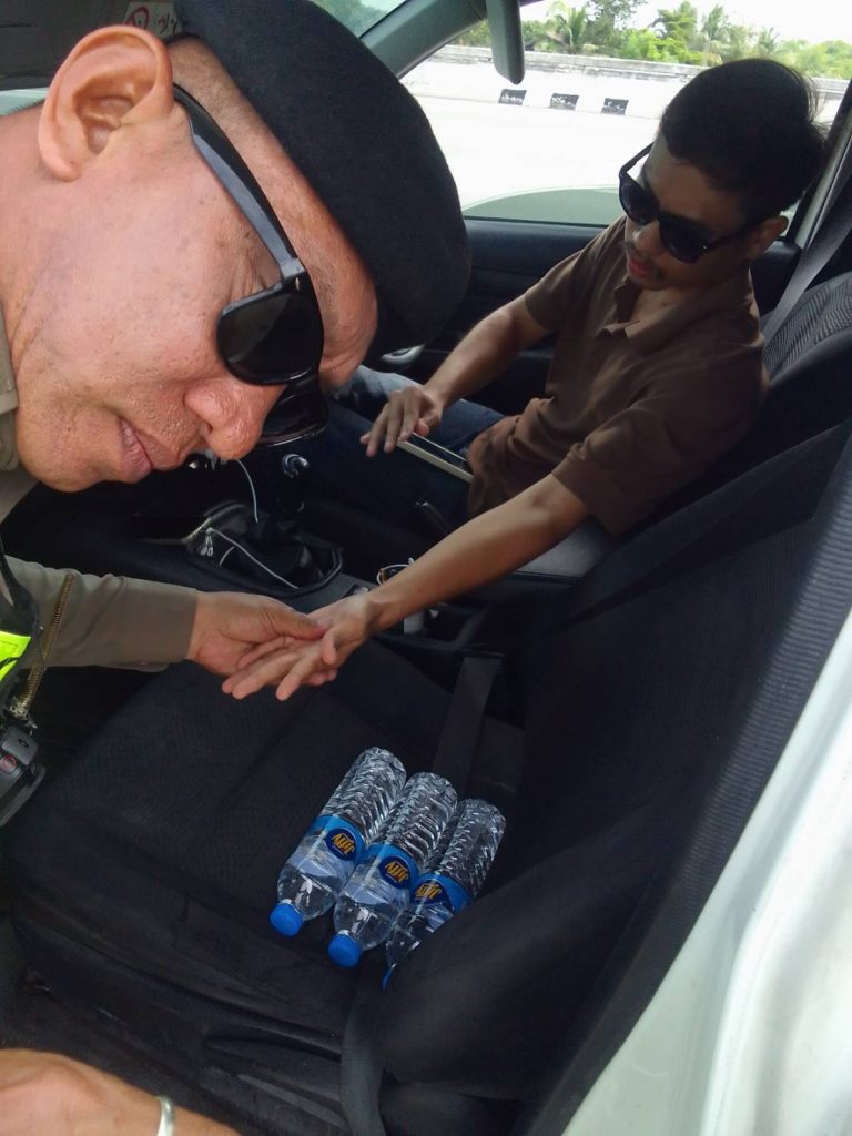 ดูแลความปลอดภัย : ส.ทล.2 กก.8 บก.ทล. ให้ความช่วยเหลือประชาชนผู้ใช้ทางหลวง