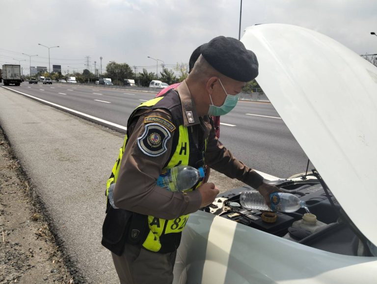 อำนวยความสะดวก : ส.ทล.2 กก.8 บก.ทล. อำนวยความสะดวกประชาชน หม้อน้ำแตก ขณะใช้ถนน